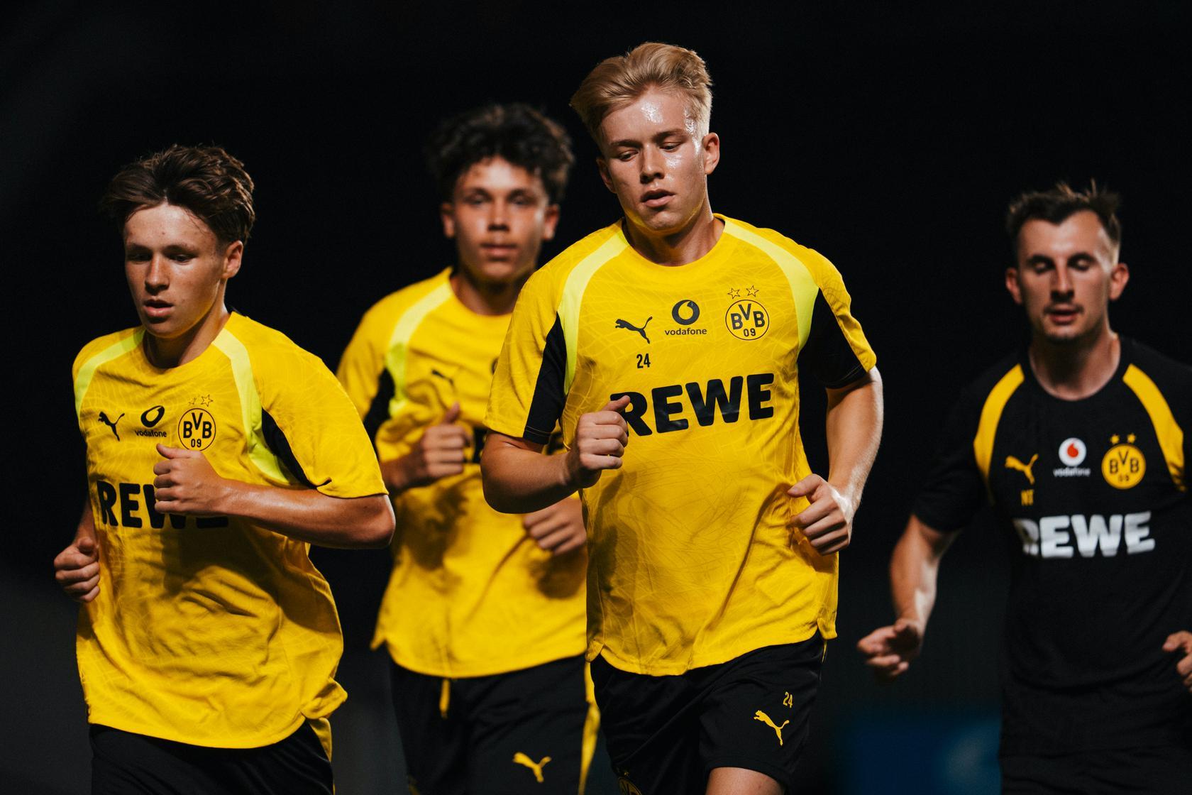 ⚽风里雨里，直播等你！🎁今天晚上我横的公开训练将会19:30左右开始，在抖音与