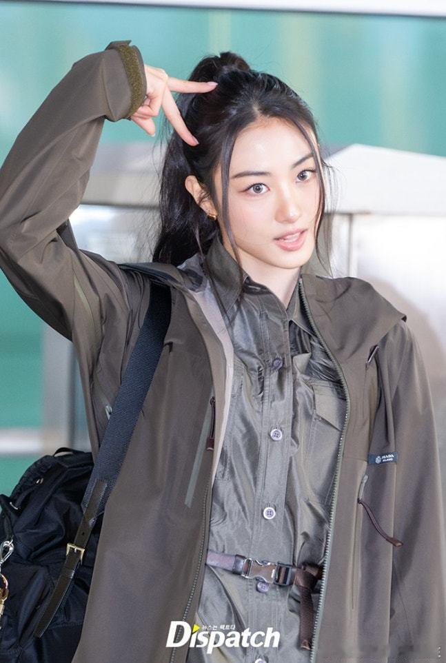 22日，MEOVV 成员Gawon 经仁川机场出发，前往中国香港出席日程。 