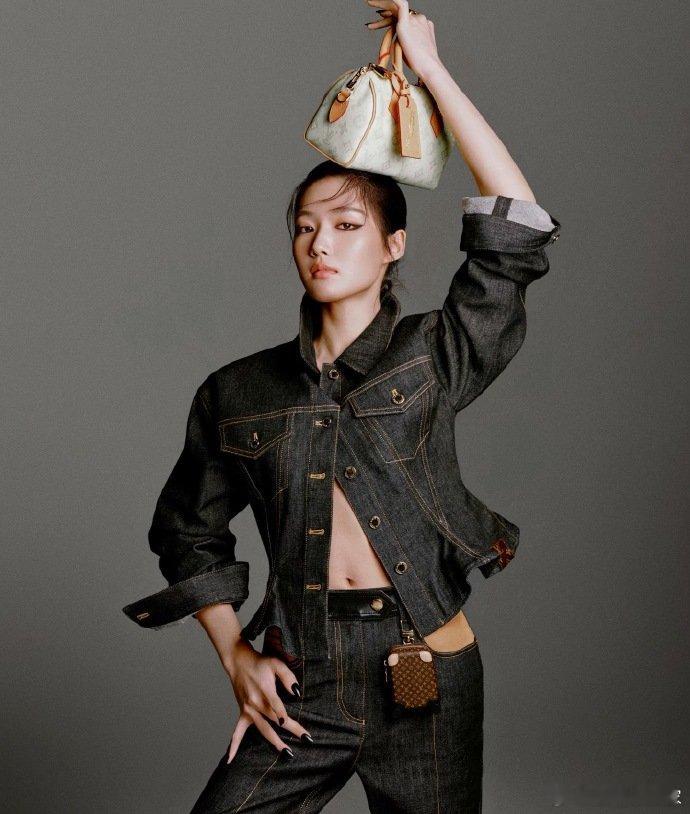 卢昱晓腹肌 噜噜晓的腹肌杀疯了！搭配利落的马甲线线条超养眼，平时看着温柔软萌，实