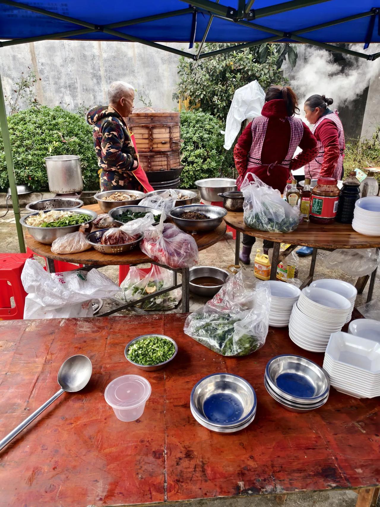 吃杀猪饭
       ——南木子
亲家请吃杀猪饭，
周末必须赶过来。
智凤街道