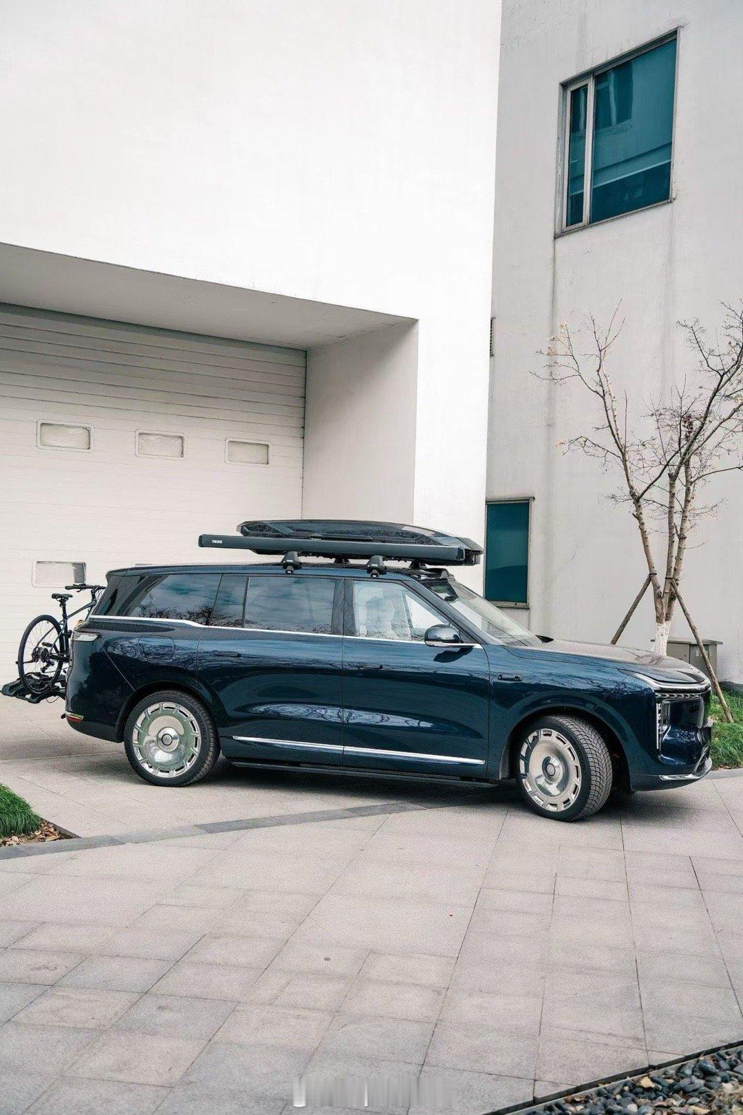 智己LS9配上拓乐车顶行李箱和遮阳天幕，出游露营的感觉一下就来了！大v聊车