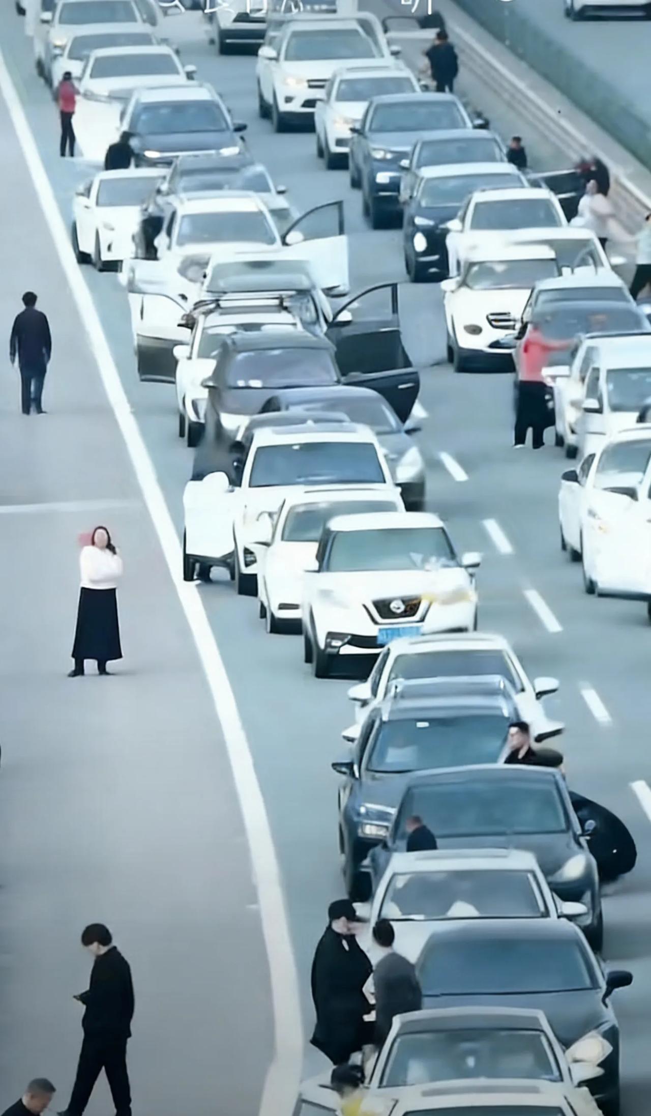 高速堵得一动不动，小伙随手点外卖，没想到骑手真送到了！
 2026年2月14日，