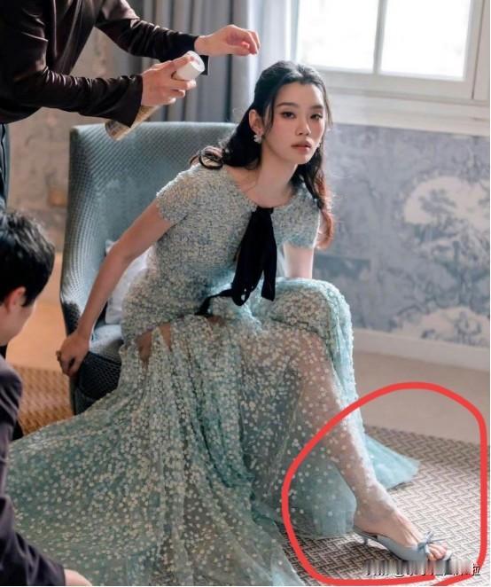 奚梦瑶何猷君6月1日的婚礼照片流出来了，简直是羡煞旁人，奚梦瑶穿着价值30万的高