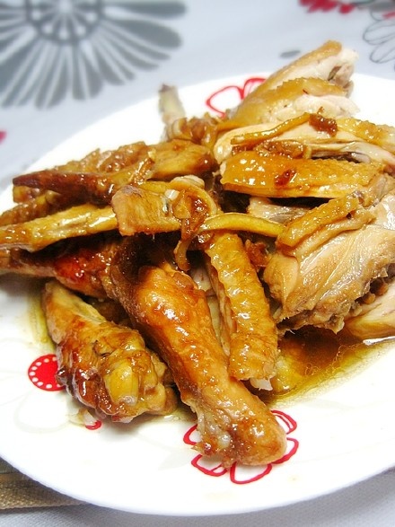 豉油鸡是比较出名的广东家常菜，用料做法简单，味道却特别好，做出来得鸡肉嫩滑可口​