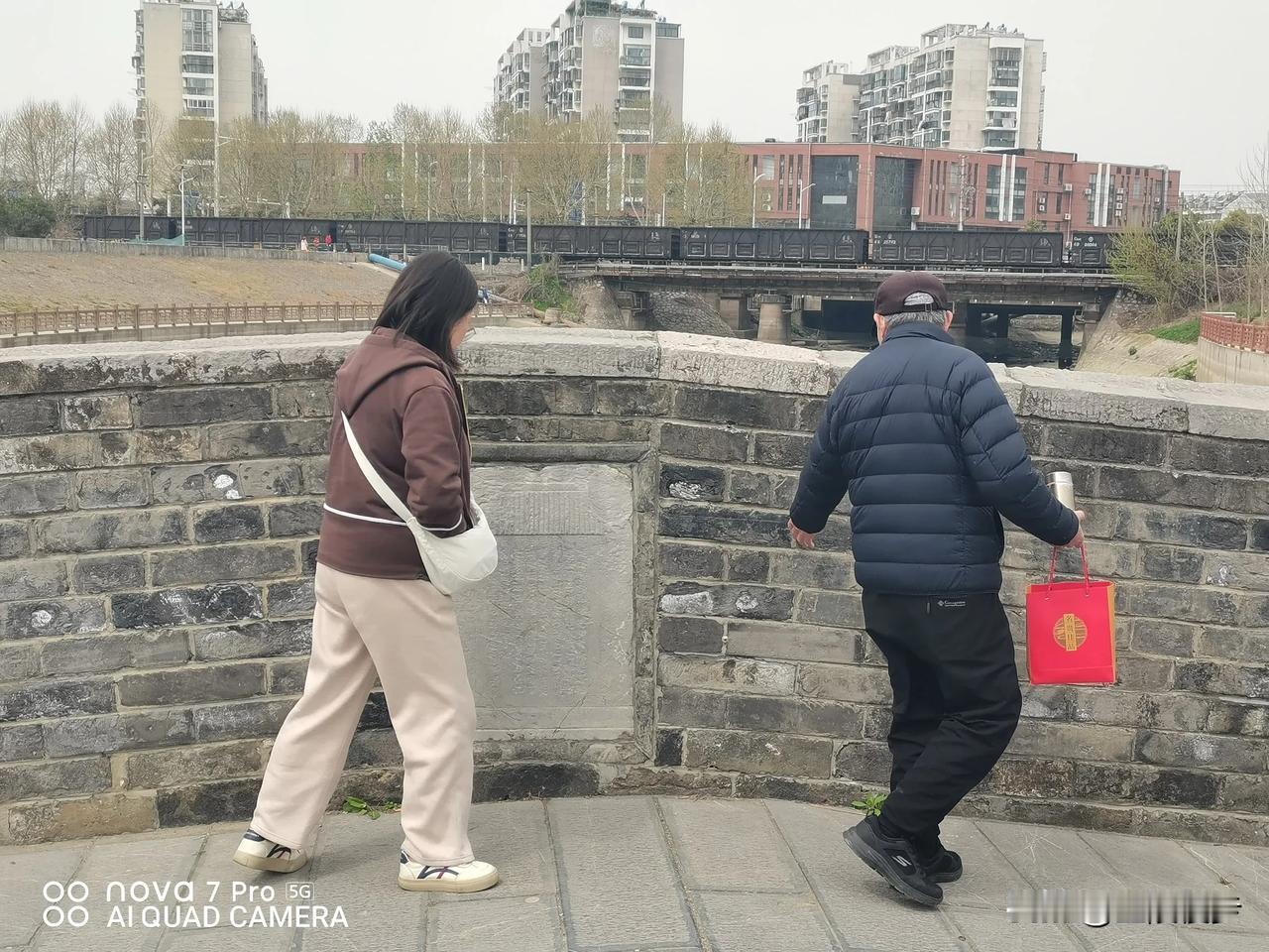 春分再访老板桥，一家三口回故乡，茫然不见旧石板，千古河水渐干涸！鞍马冷落车马稀，