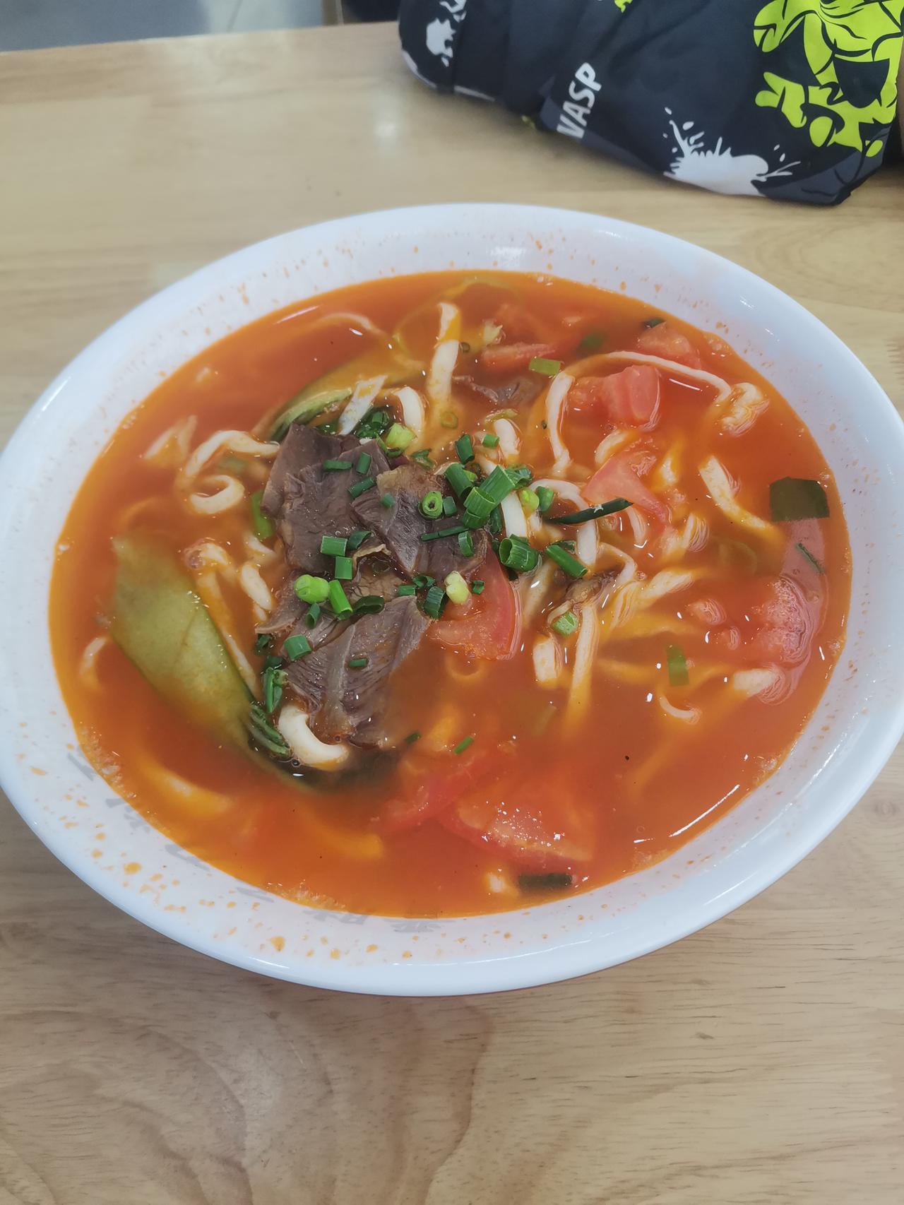 北京路边饭店一碗西红柿牛肉面26元，稀稀的几根面条，吃不饱，好在能免费续一次面。