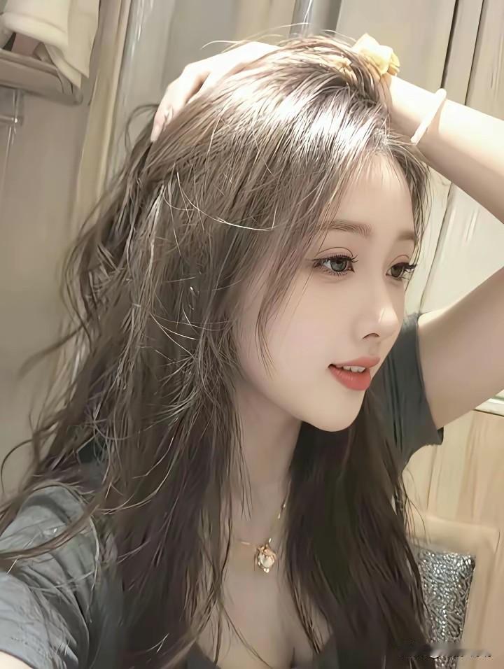 懒摇白羽扇，裸袒青林中。脱巾挂石壁，露顶洒松风。有哪些美女让人过目难忘？ 美女究