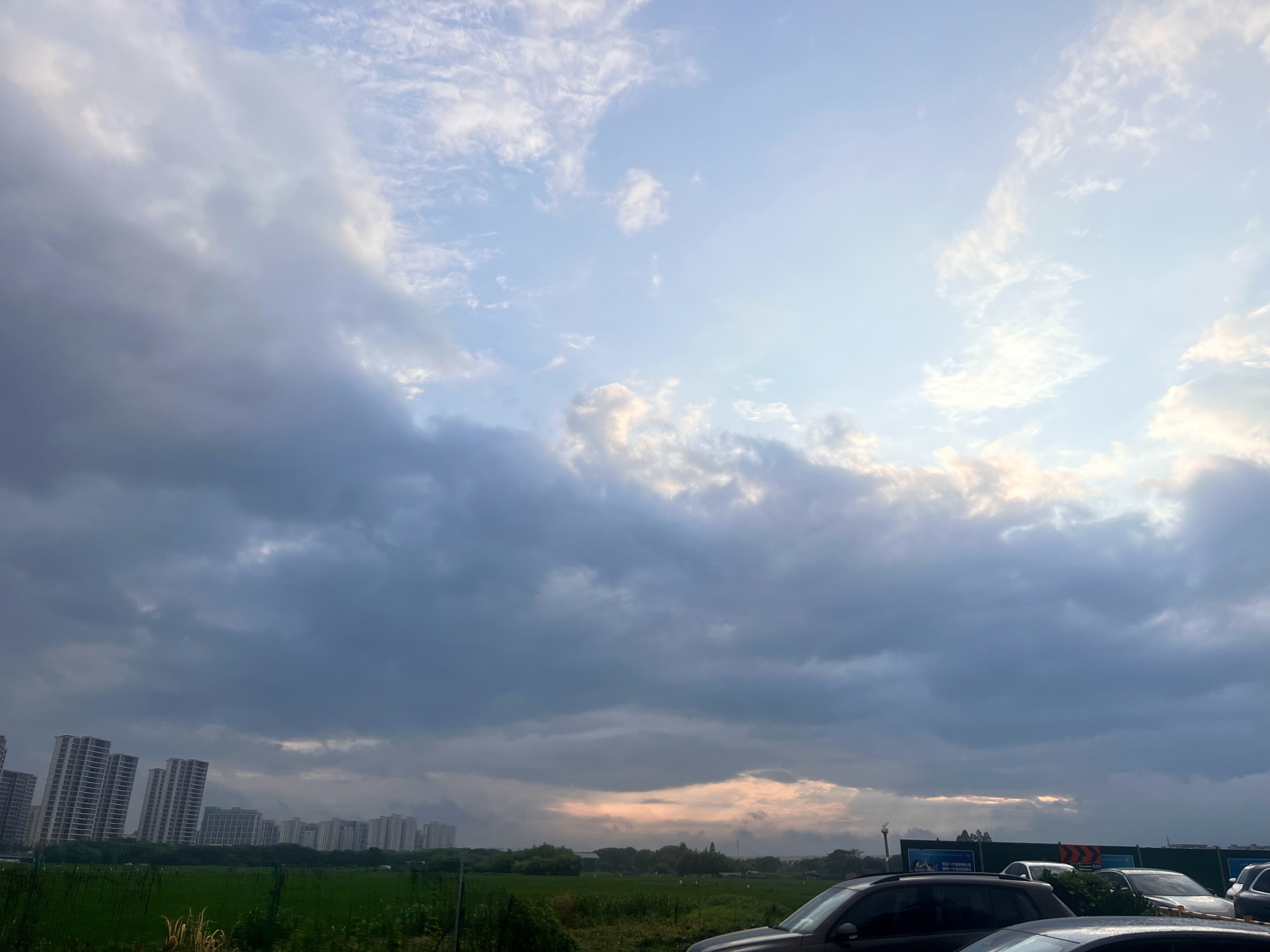 不必在别人的赛道上狂奔，我在自己的世界里散步，风景独好。不讨好世界，只取悦自己。