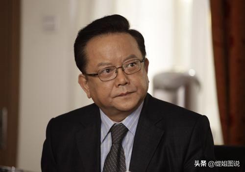 1998年一夜，王刚借着酒劲走进成方圆的房间，向她又一次提出要求，没想到成方圆又