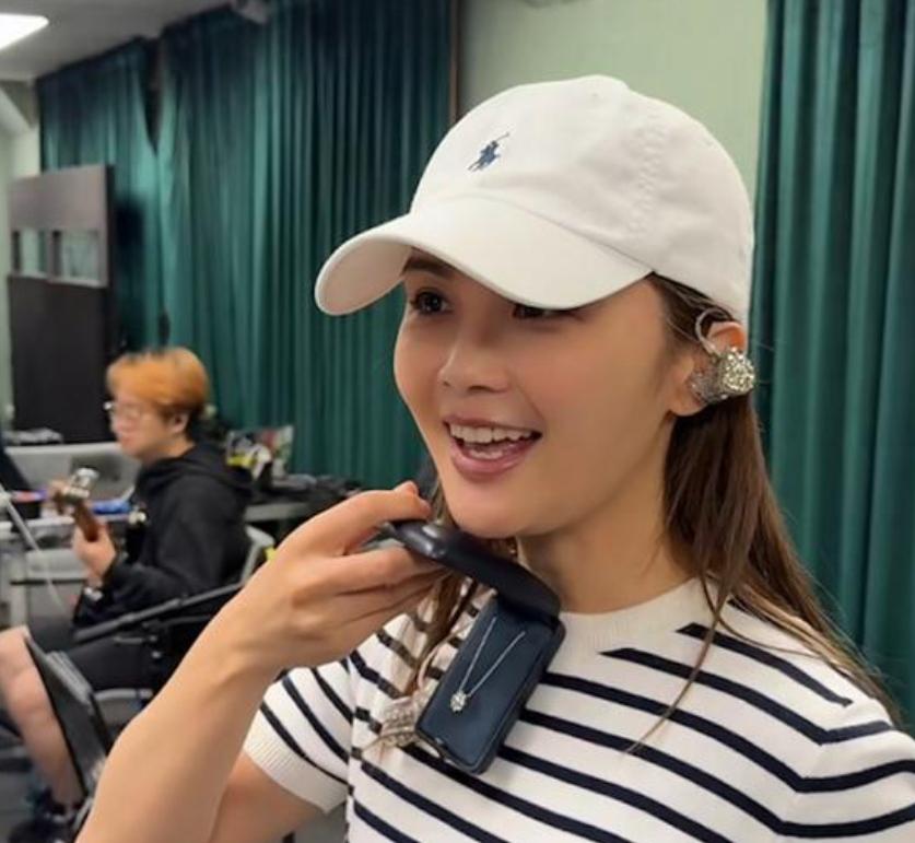 蔡卓妍婚后首现身，手戴婚戒一脸幸福，阿娇也在送了54万结婚礼物
娱乐