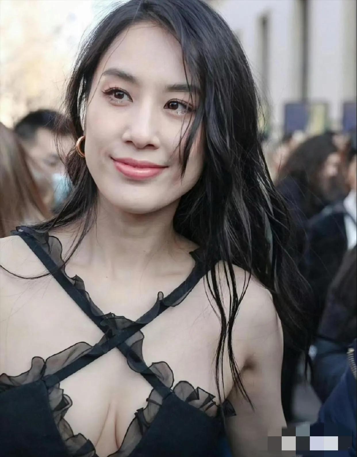 这完全不是我们心里的黄圣依！她原先的气质哪去了！当年看周星驰电影，看到黄圣依，好