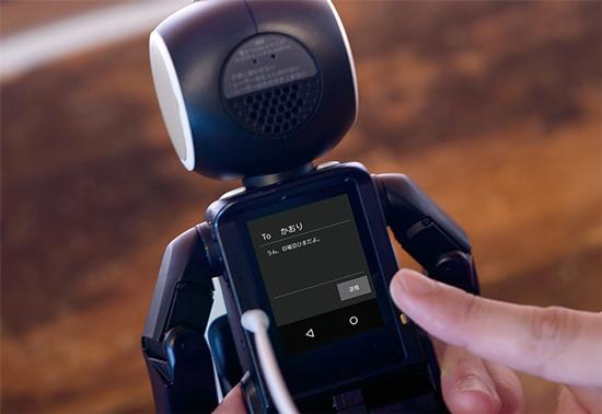 荣耀正式对外推出全球首款机器人手机Robot Phone，内置可活动机械云台，新