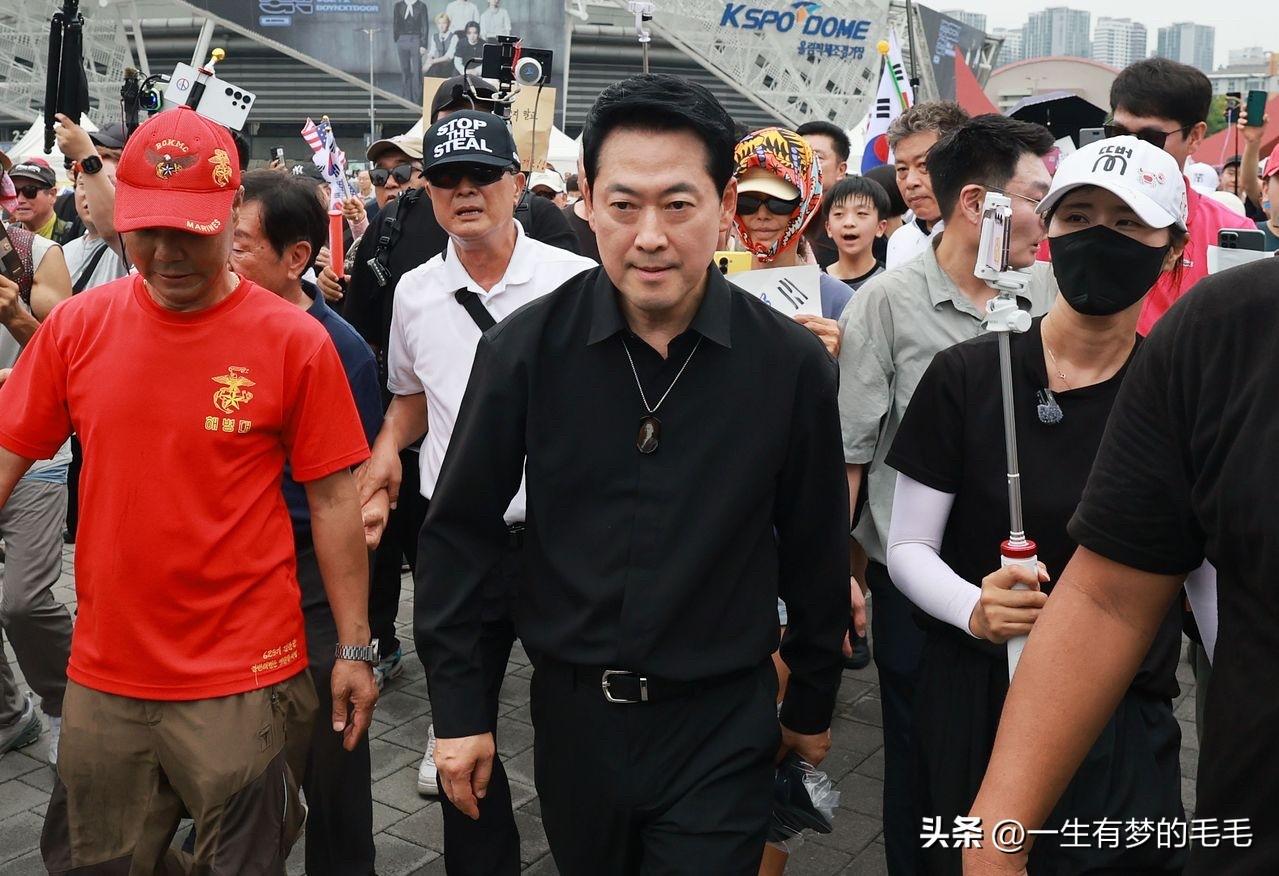 制宪节韩在野党出现路线分歧，张东赫放弃官方纪念活动，前往民间集会表达抗议

7月