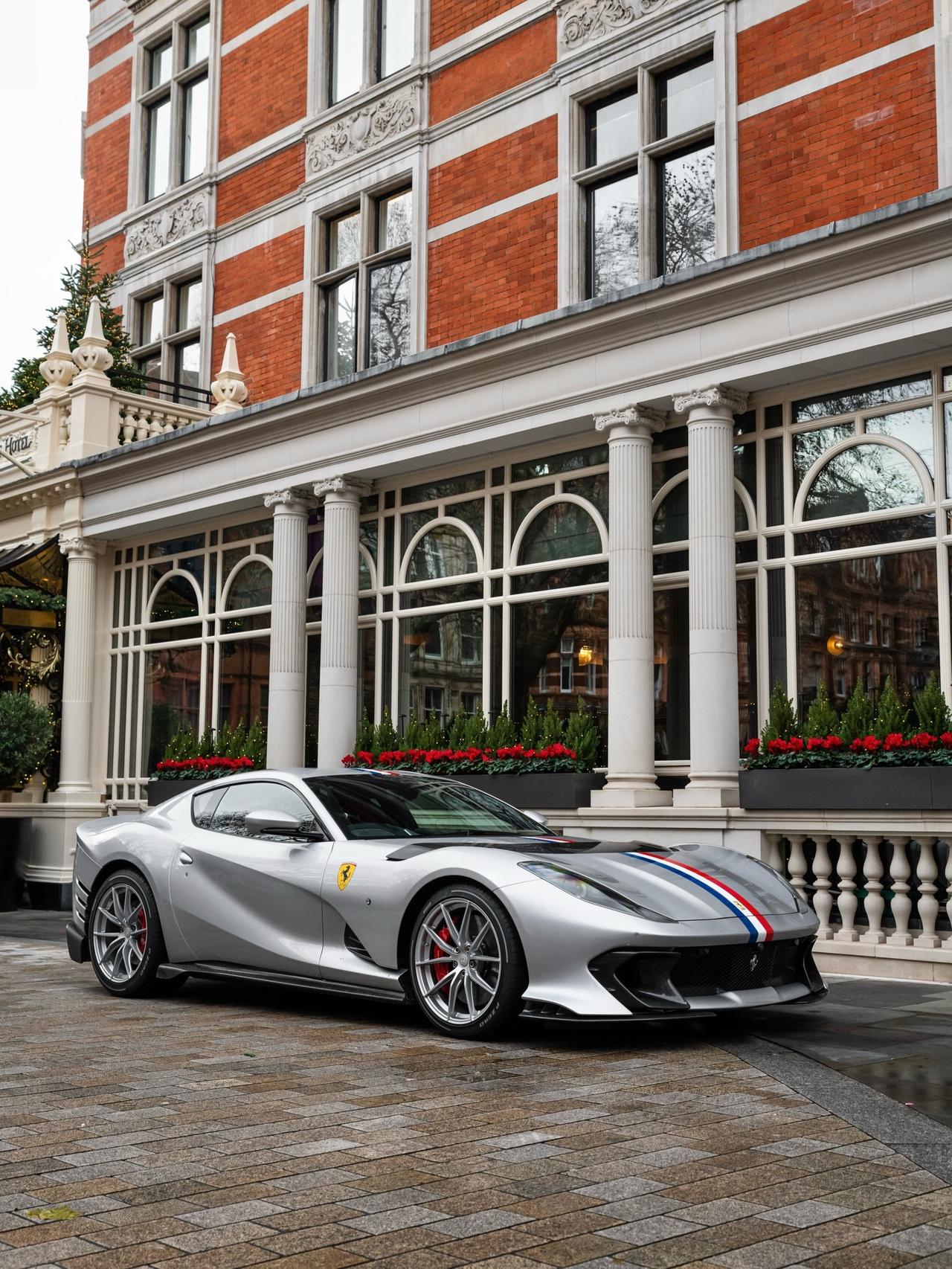 法拉利812 Competizione

图中红白蓝条纹+黄色徽标，复刻了经典车