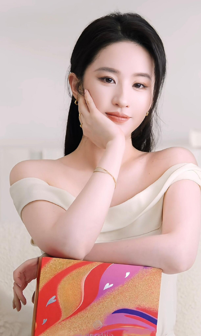 刘亦菲淡妆好美啊 