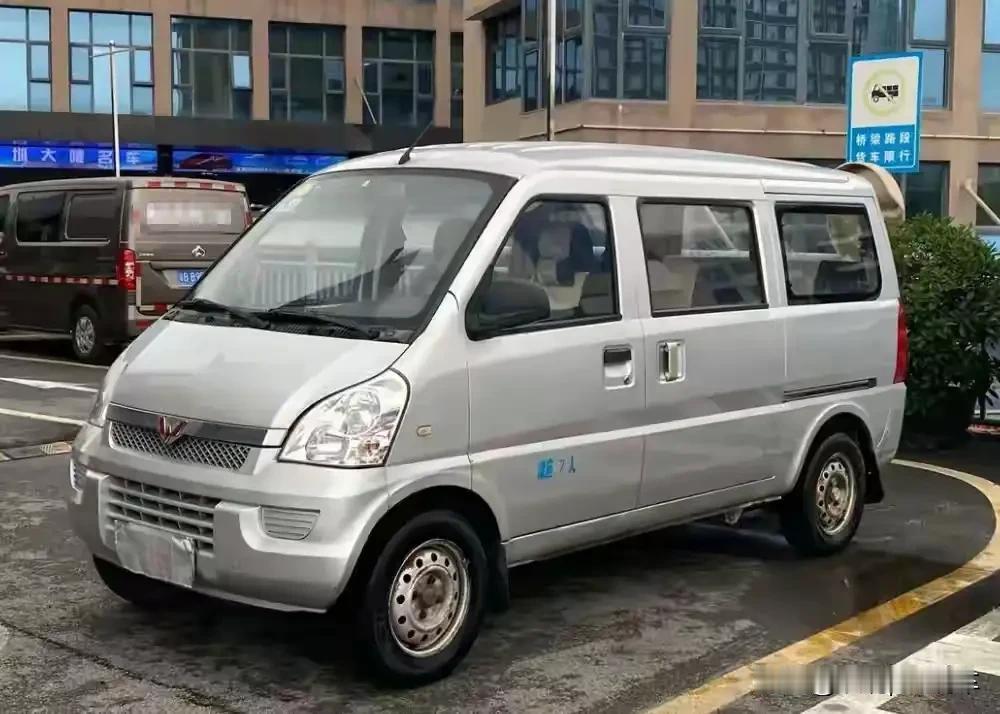 赤裸裸的现实来了，加满50升油箱：
美 国：约需370元人民币！
日 本：约需4