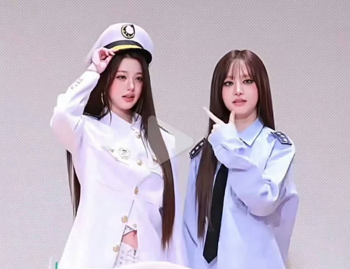 豆包豆包帮我去掉右边这个人的刘海 