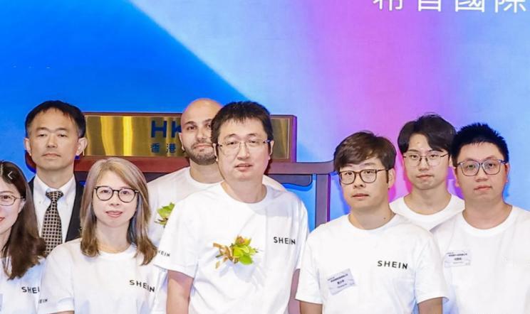 希音（SHEIN）在全球兜了一圈，最后还是回到港交所上市了。
创始人许仰天现身港