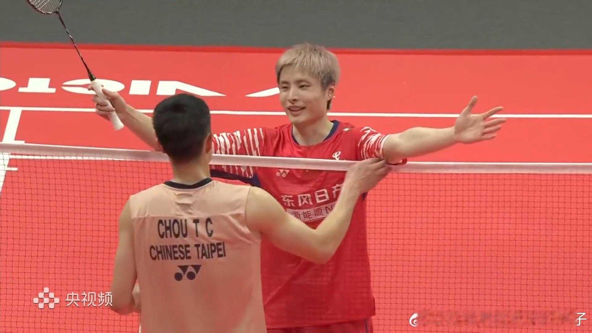 石宇奇2比1周天成（11，-19，15）2025年世界羽联年终总决赛男单小组赛下