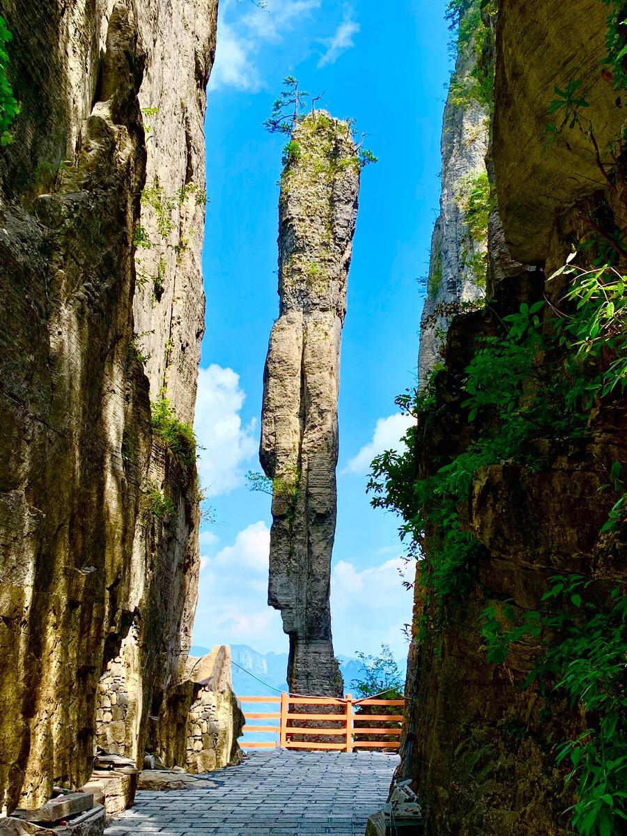 长江奔涌至巴东，在群山间放缓脚步。野三关镇泗渡河畔，有座历经三百余年风雨的郑家老