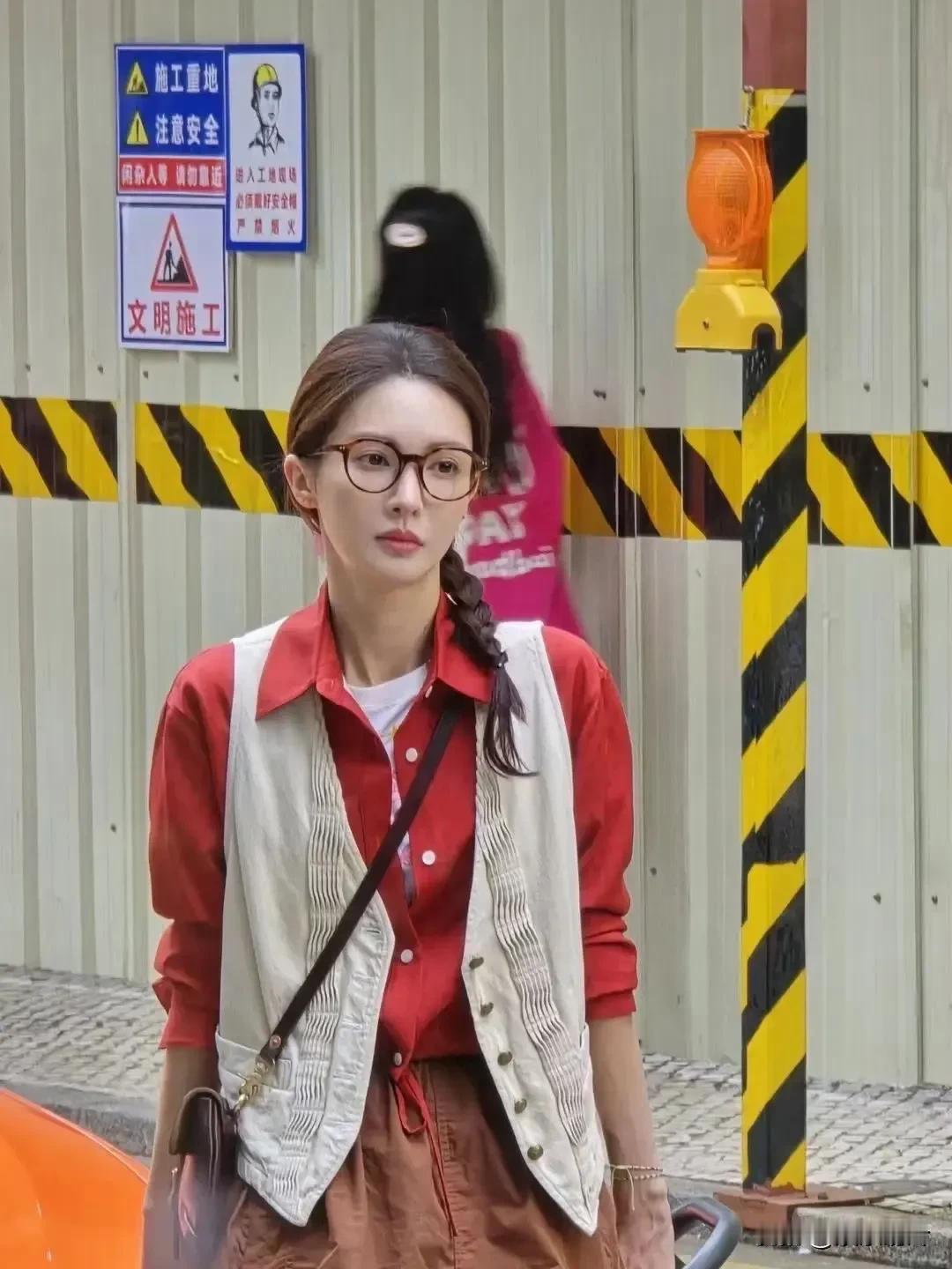 金晨很漂亮，但是科技感很强。曾经有幸见过她真人，很瘦很高，五官像娃娃。你觉得她美