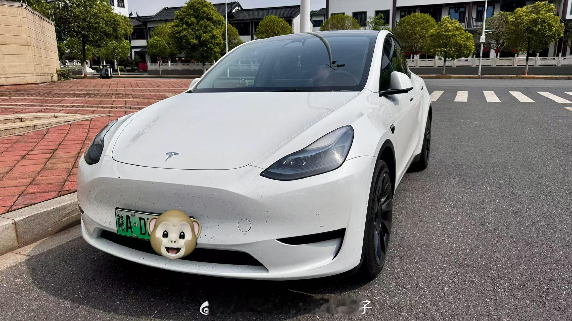 24年特斯拉Model Y2.7万公里、白色➕大轮毂单换一个门价格便宜17.X 