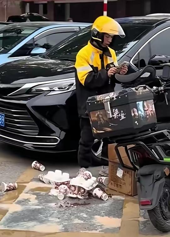 2月6日福建，外卖小哥送奶茶时纸箱底破损，十几杯奶茶全洒一地，那瞬间的惊慌失措，