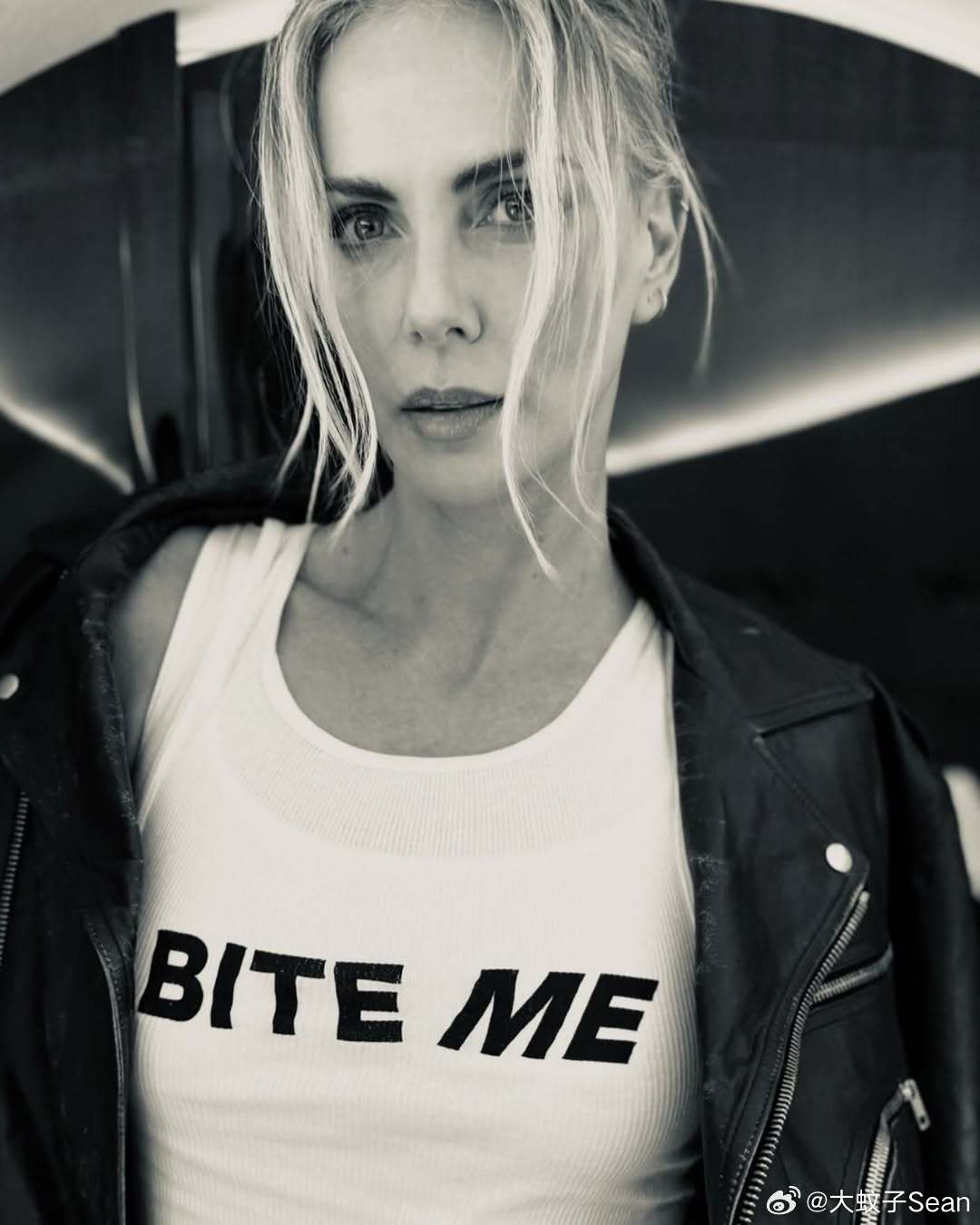 Charlize Theron查理兹塞隆晒Reneé Rapp新歌《Bite M
