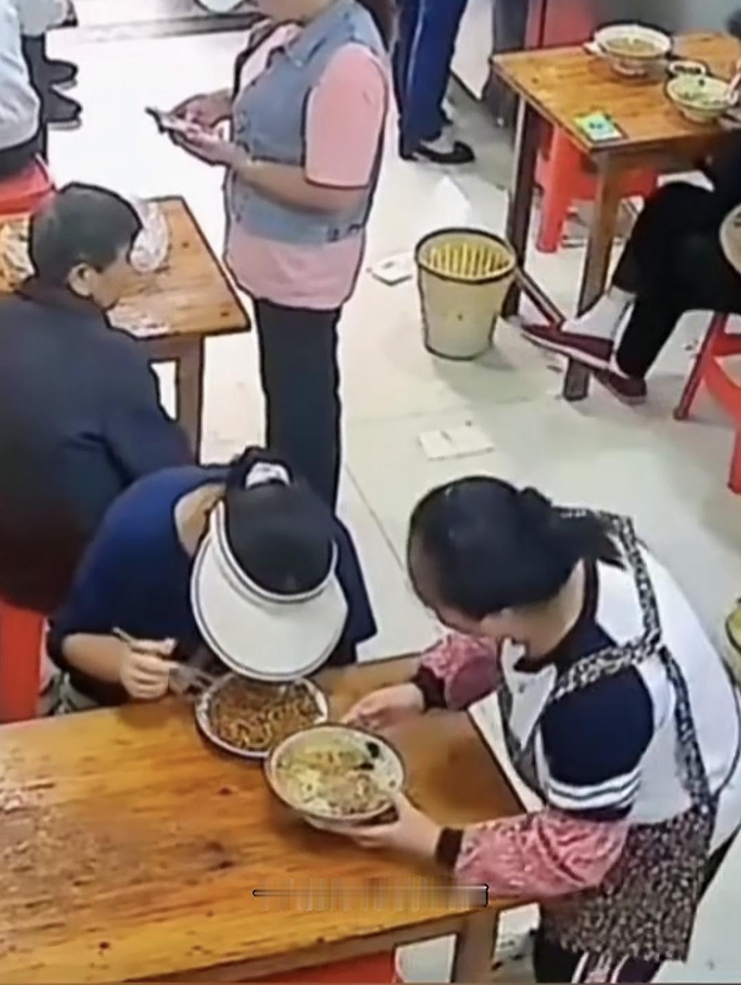 大家有没有发现，拿碗砸人的女子之所以情绪失控，有2个可能的原因，全在这1个细节里