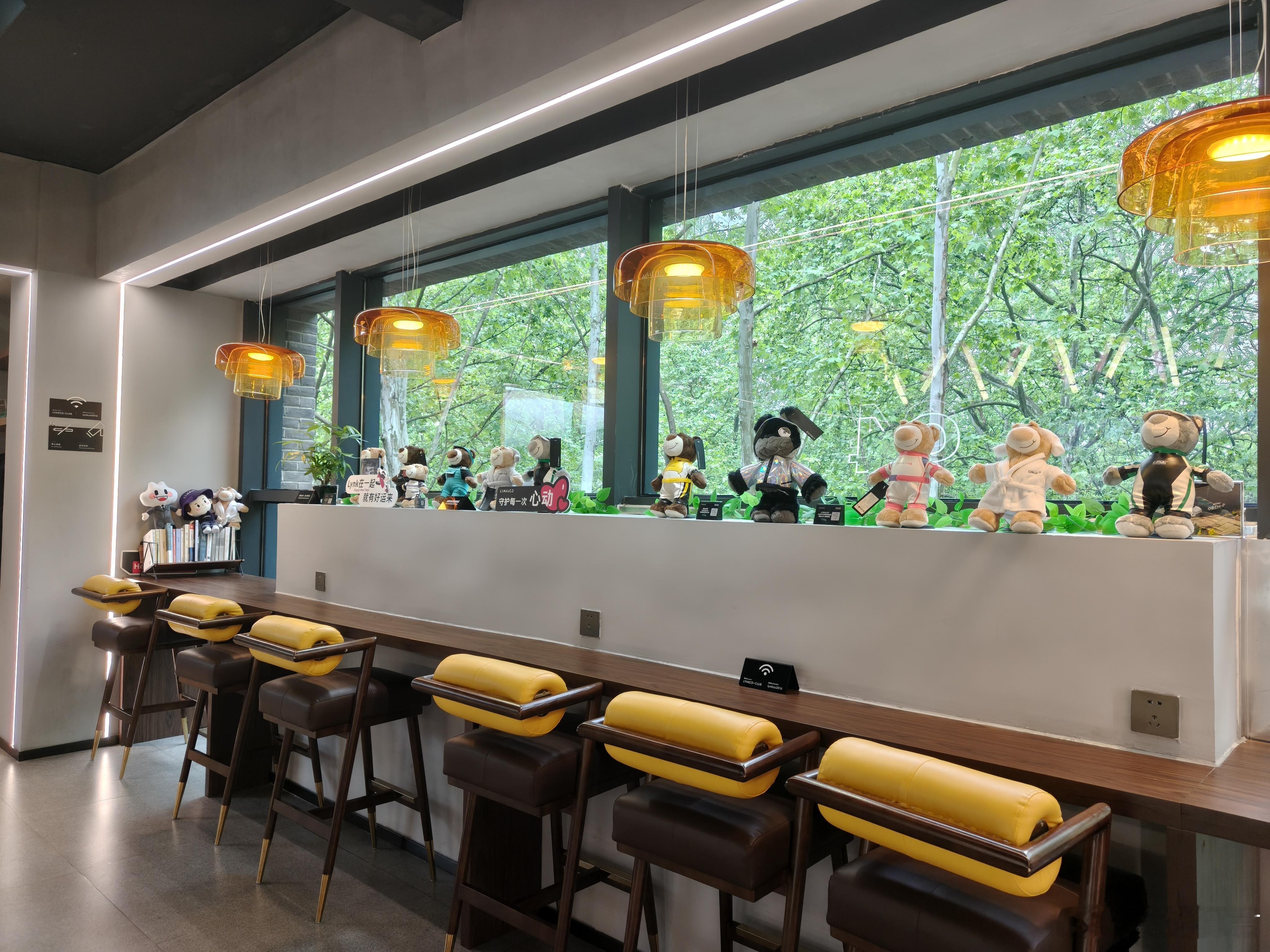 西湖边逛累了，正准备撤，抬头一看，发现马路对面就是领克西湖品牌中心，来都来了，不