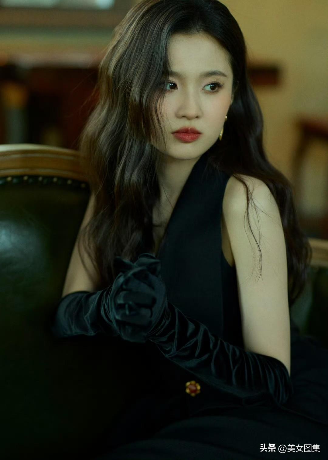 张慧雯，红唇黑裙，文艺感满满的电影大女主。张慧雯红唇黑裙杀疯了！文艺感拉满，妥妥