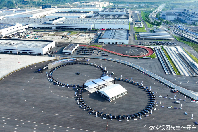 问界M8开启全国交付这也太有仪式感了吧，相信一定会让我们感受到不一样的科技体验，
