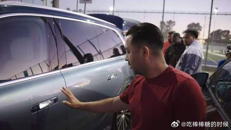 问界M9美国街头硬控老外厉害了，好多外国人围着问界M9，挨个凑上前查看，体验完之