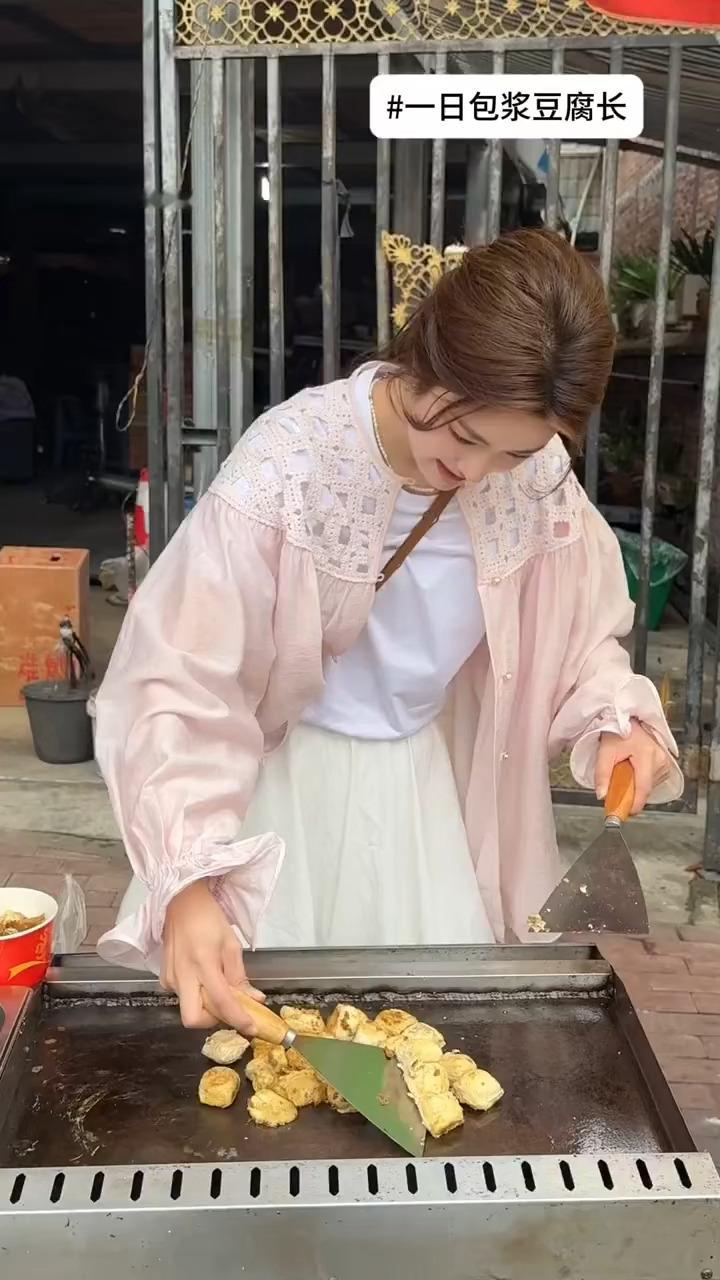 真“饭撒”…徐若晗就这么在片场做起了包浆豆腐老板，豆腐可以上外卖平台吗！我要点
