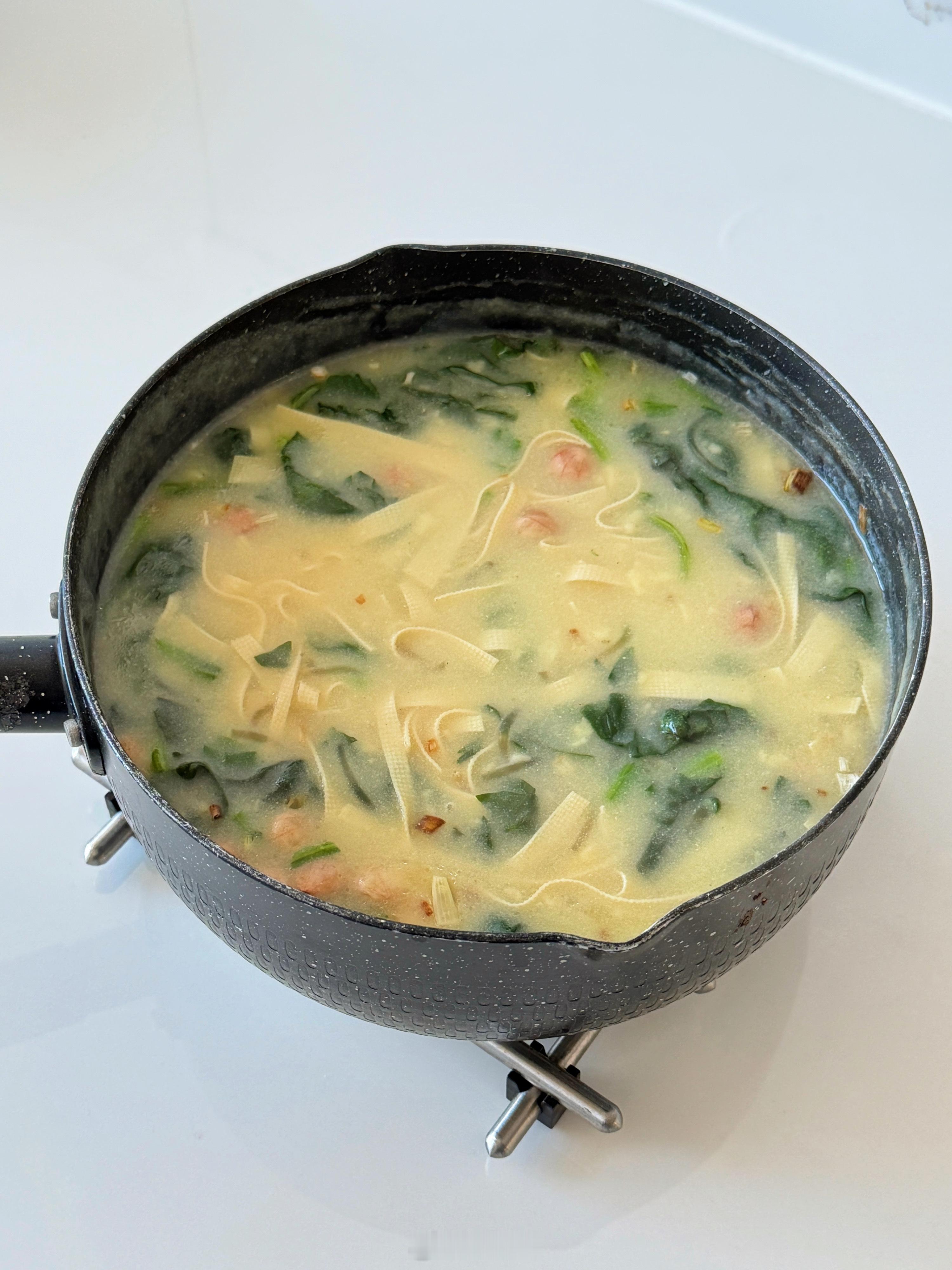 来青岛玩的朋友一定要尝一下青岛特色早餐之甜沫，甜沫不甜本质上是一种咸粥，我嫁来青
