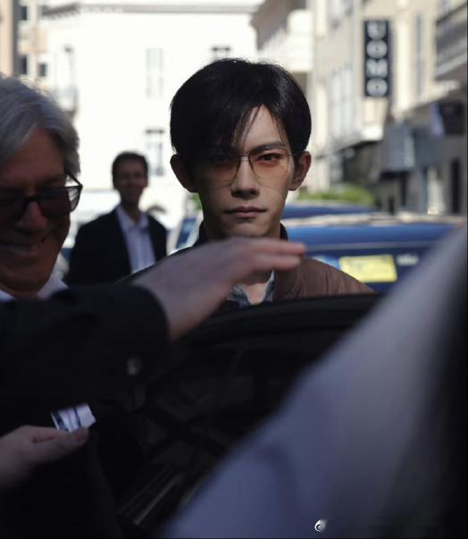 电影狂野时代戛纳发布会电影狂野时代发布会从Qeelin珠宝到积家腕表，易烊千玺这