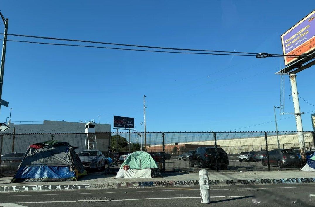 这里居然是洛杉矶的市中心看到别人发的繁华的市中心过几个街区就有好多帐篷在路边穷人