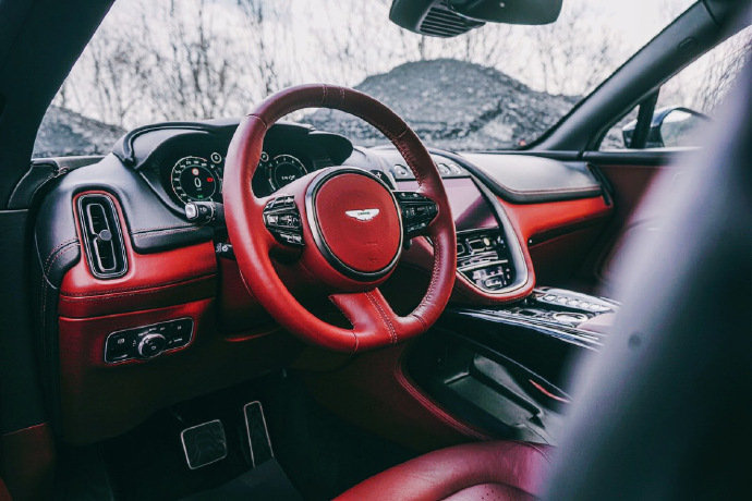Aston Martin DBX ，小翘臀就是这么性感 ​​​