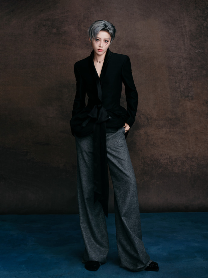 刘雨昕复古宽檐帽刘雨昕微博之夜黑绸修身黑绸修身装气场全开，复古宽檐帽添了复古韵味