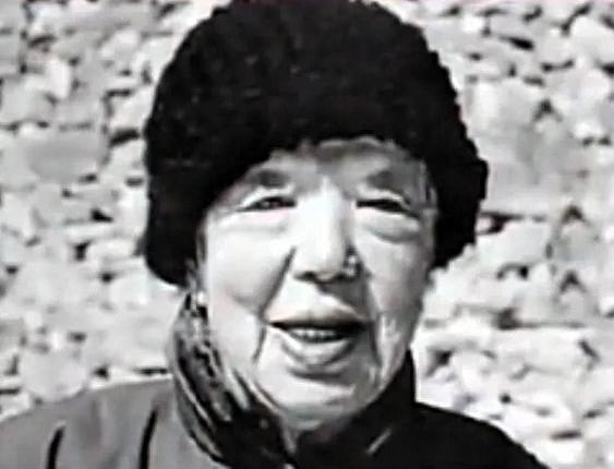 1942 年，河北深山悬崖上，为躲避日军搜捕，50 多名八路军藏在18个山洞中，