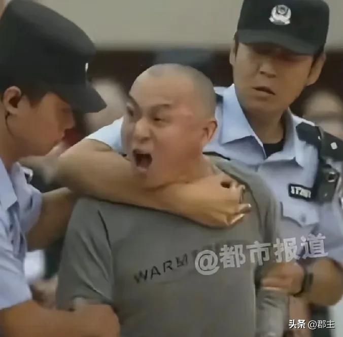 山东主犯曾小孩，目中无法到什么程度？看他的行为，法警一左一右，勒住他的脖子才能控