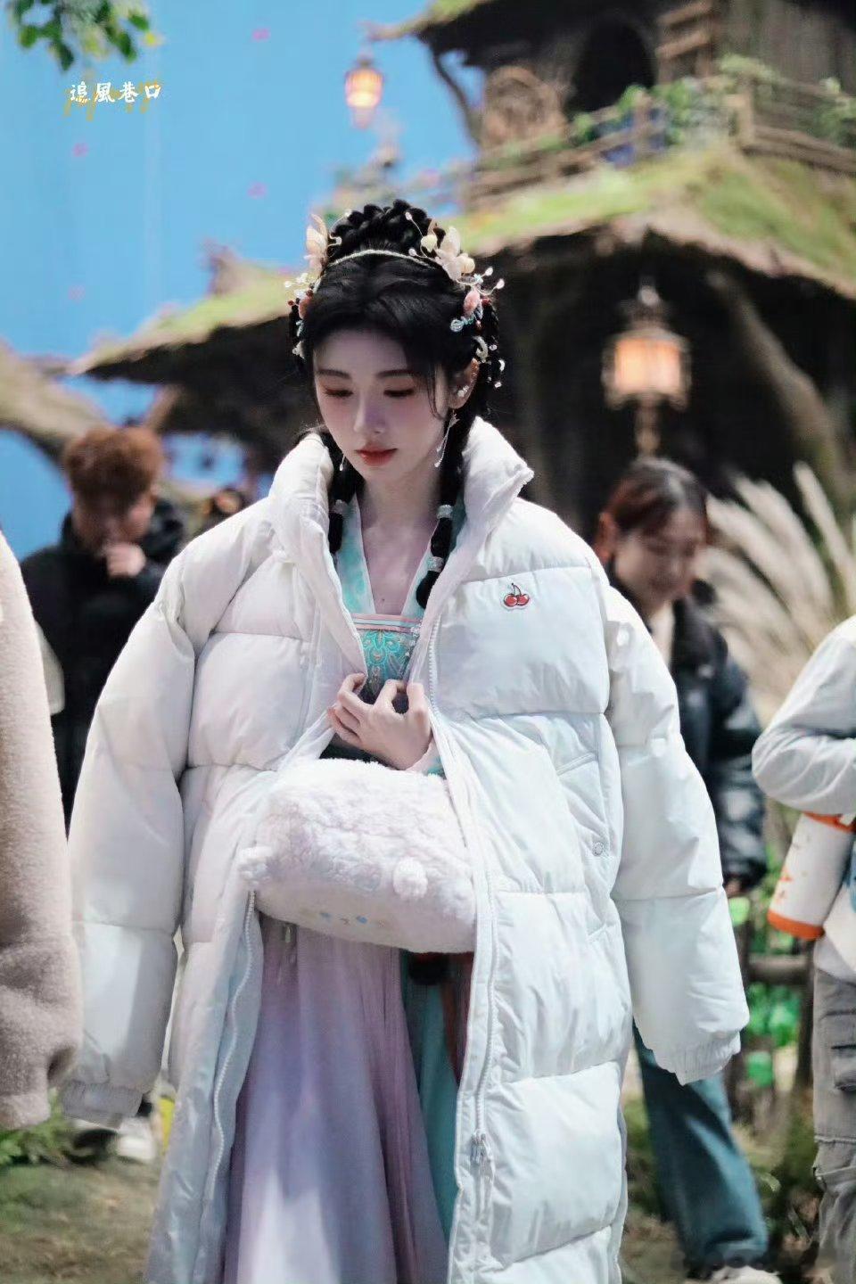 鞠婧祎千香的发型做的都很好看呀 前区的编发也很多好多编发 快点播出吧 ​​​