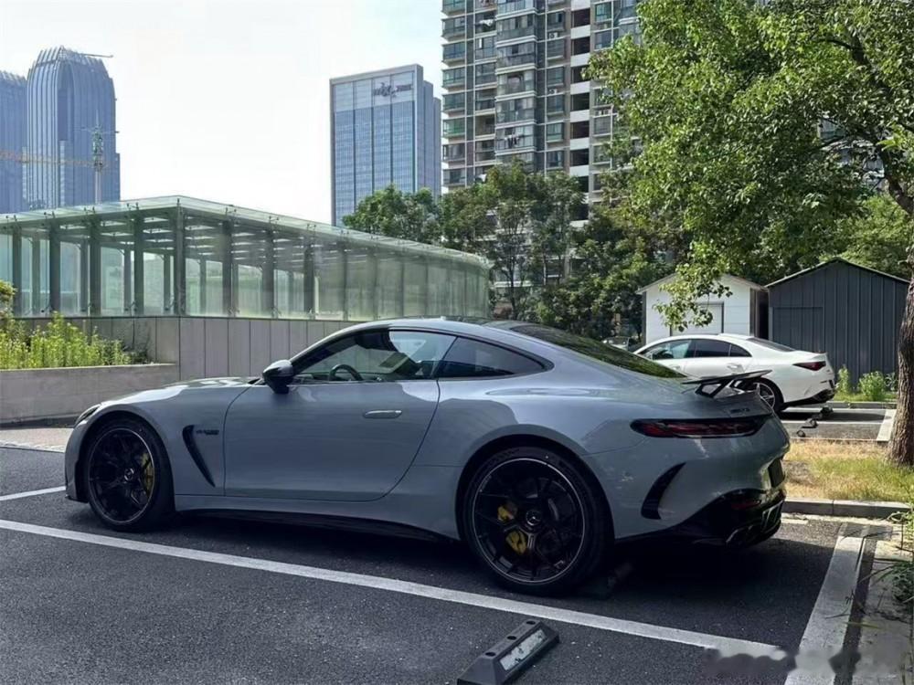 奔驰 AMG GT 63 4MATIC 远峰灰/黑内，车辆选配：远峰灰，黑色带黄