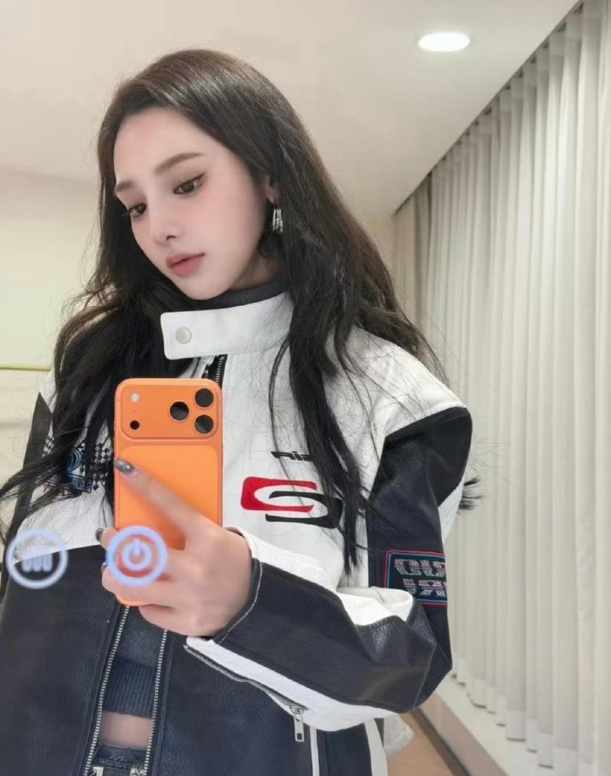 心态好真的有用，

谁能想到，彭小苒在宣传活动中，当场摘下假发片，大大方方承认自