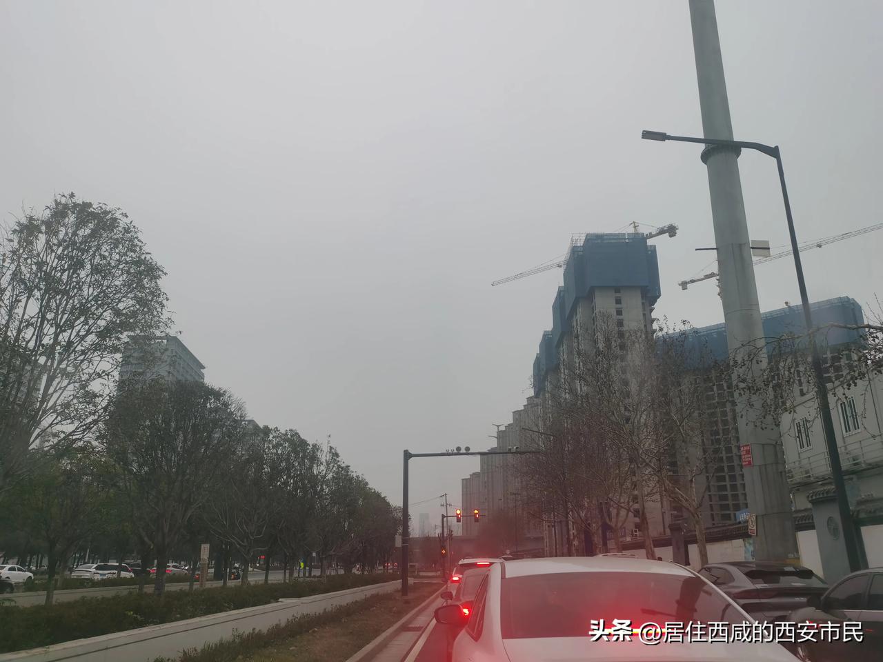 最近早上送娃，发现从宁泰路右转到三桥新街辅道之后，就非常的拥堵。主要原因有两个，