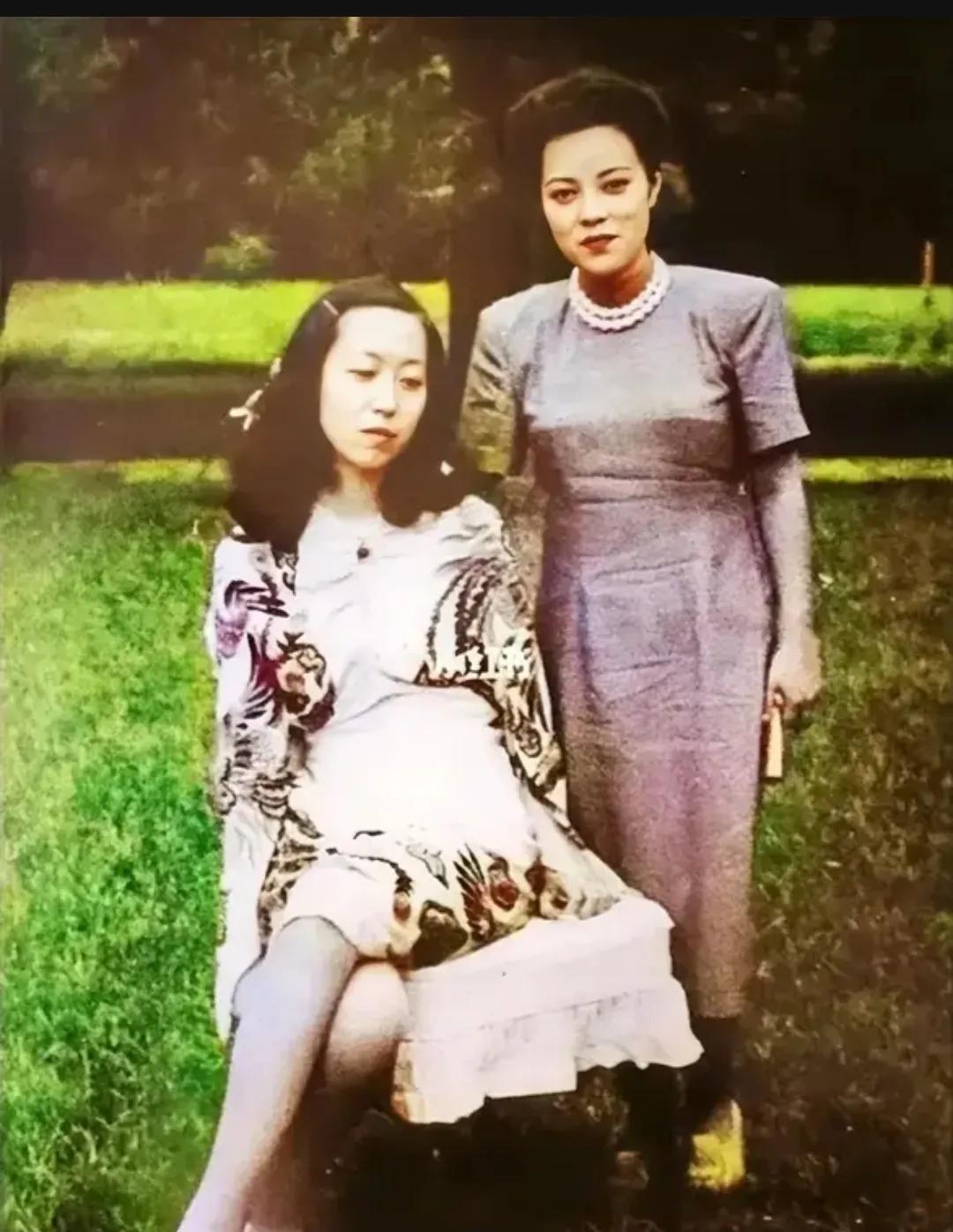 1943年，张爱玲和李香兰，留下了一张老照片，这张照片如今已经成为了两人共同的回