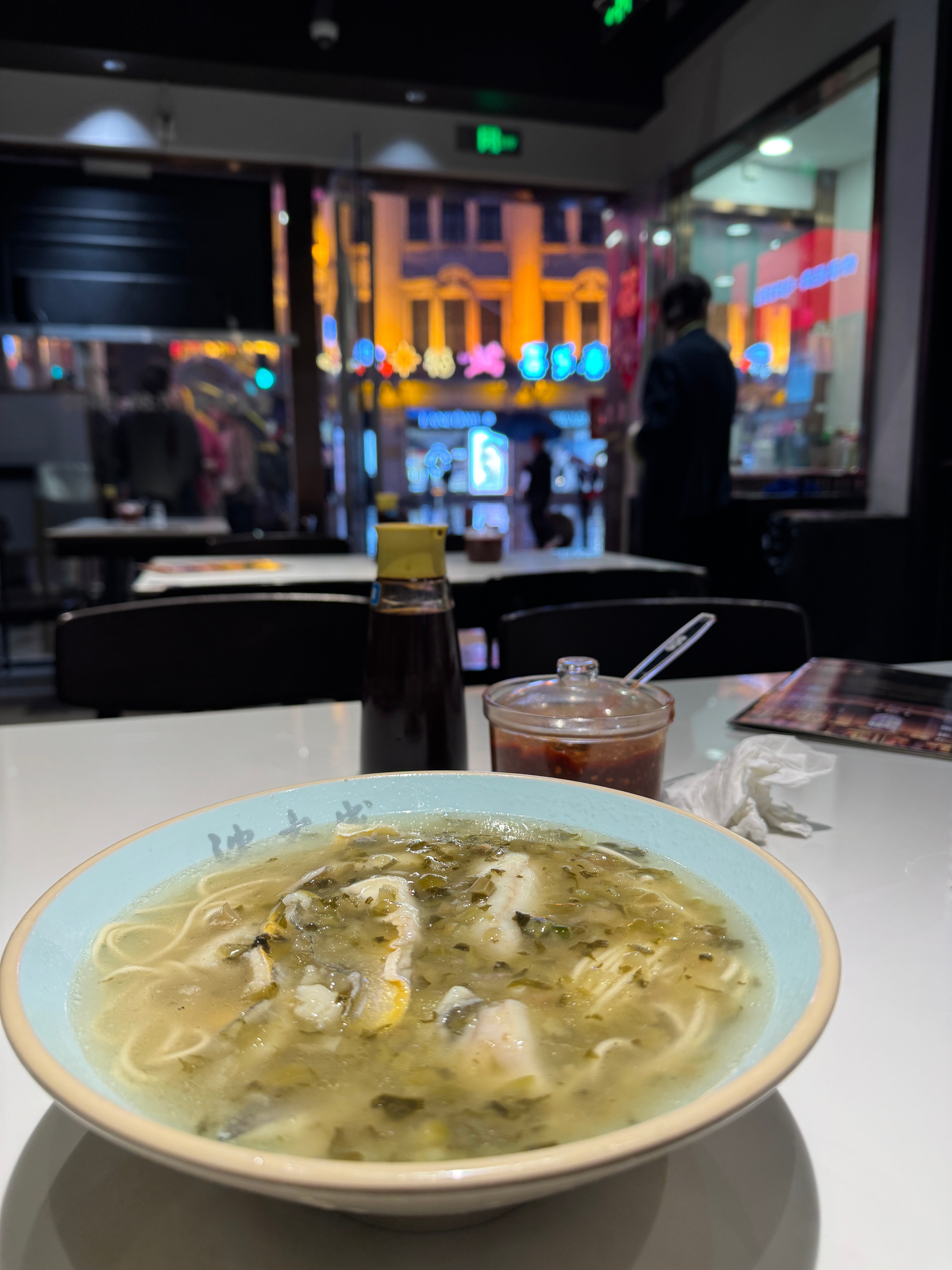 在等朋友说七点到马上八点了还没到要是没有这碗黄鱼面我肯定他以后再也不可能从我手上