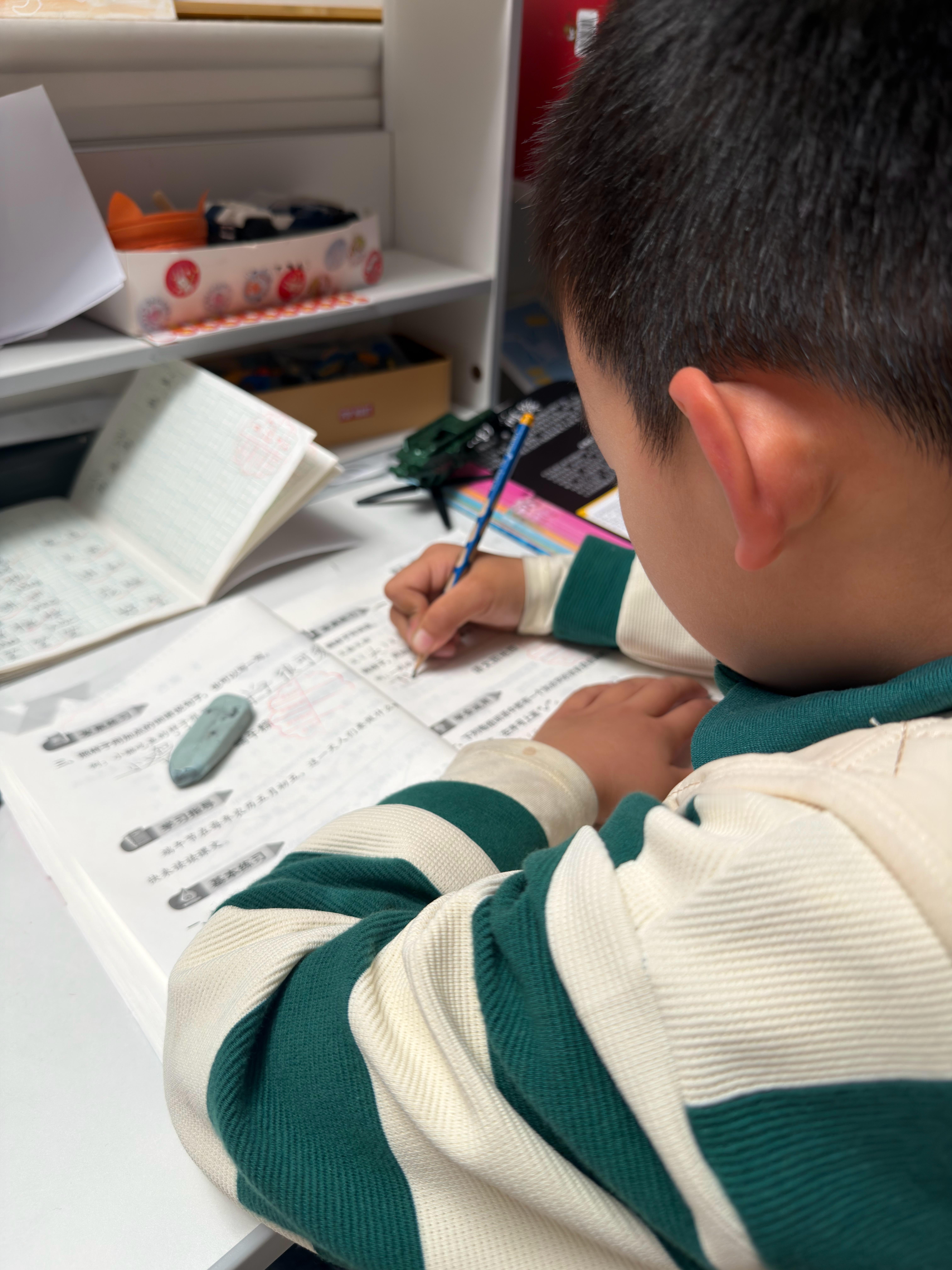 我今天从早上8点工作到晚上7点都没有到家这半个小时辅导小火箭写作业累谁能来救救我