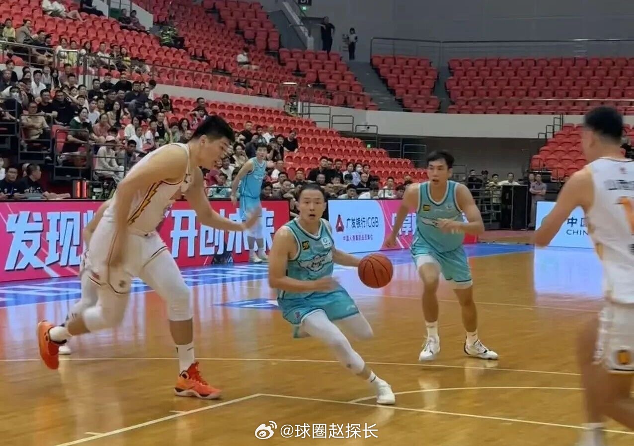 王奕博完成代表青岛男篮首秀，他拿到18分5助攻，帮助新东家97-89战胜山西。c