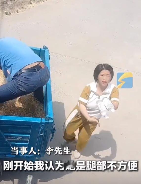 看哭了！安徽一残疾女子种田为生，但麦子熟了却难以收割，就请收割机师傅帮忙！可谁知